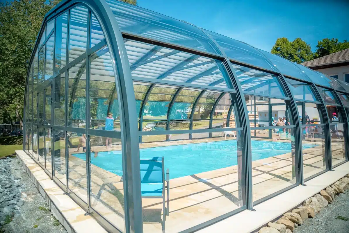 piscine couverte chauffée du camping en Finistère Sud