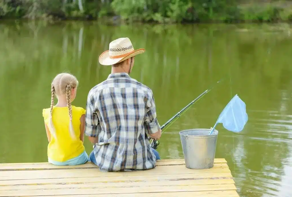 famille au bord du lac au camping en Finistère Sud