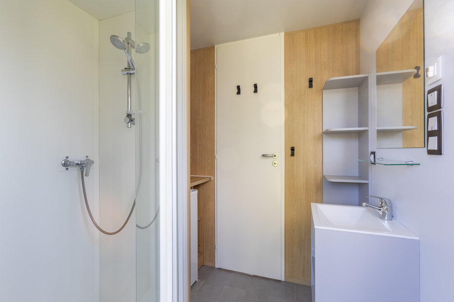 Stellplatz Premium Suite XL - Geräumiger Stellplatz mit Bad und Geschirrspülbereich - Camping Paradis Domaine de Bel Air