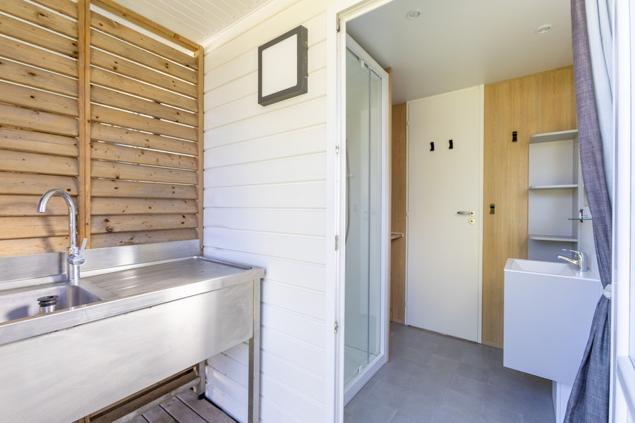 Emplacement Premium Suite XL - Emplacement spacieux avec Salle de bain et Coin vaisselles - Camping Paradis Domaine de Bel Air