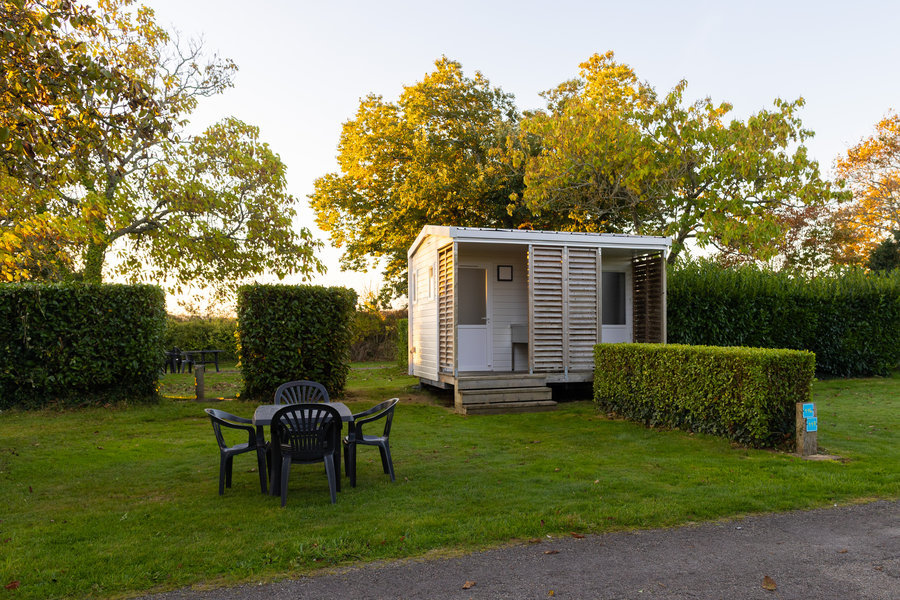 Emplacement premium suite avec réfrigérateur, salon de jardin   - Camping Paradis Domaine de Bel Air - Finistère Sud