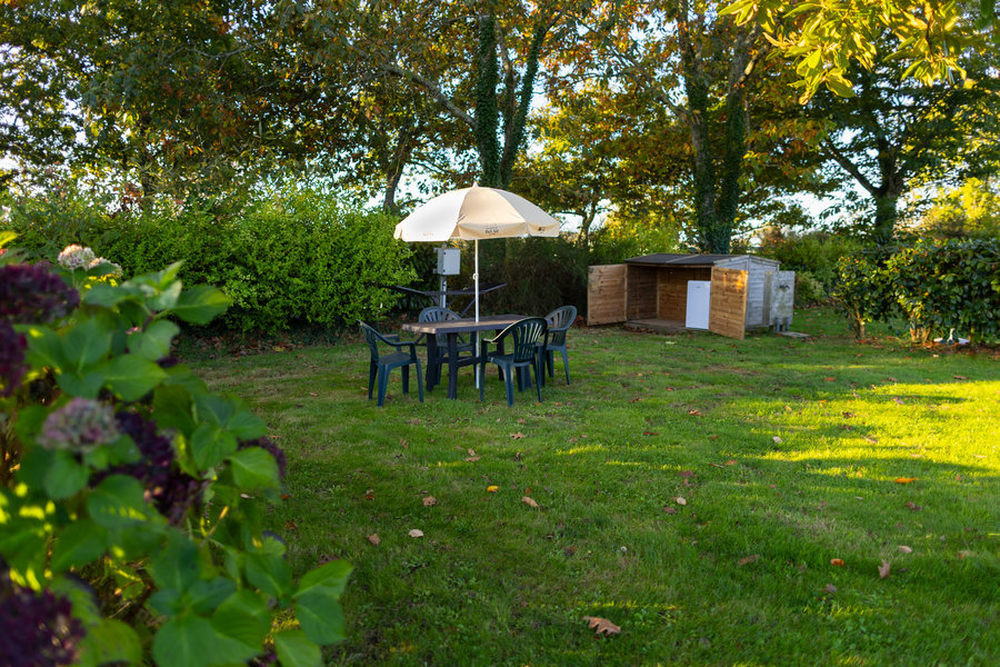Emplacement caravaning premium avec réfrigérateur (mini-frigo) - Camping Paradis Domaine de Bel Air - Finistère Sud