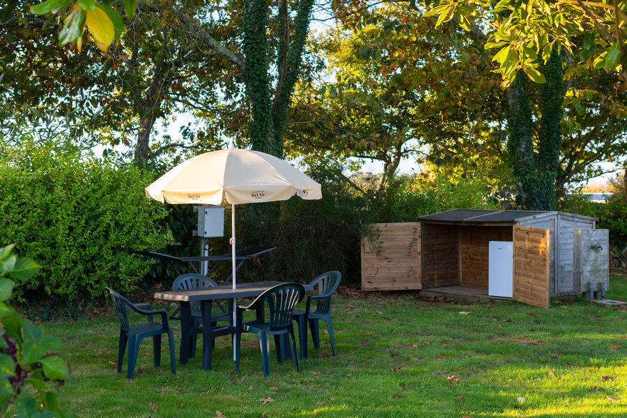 Emplacement premium avec réfrigérateur (mini-frigo) - Camping Paradis Domaine de Bel Air - Finistère Sud